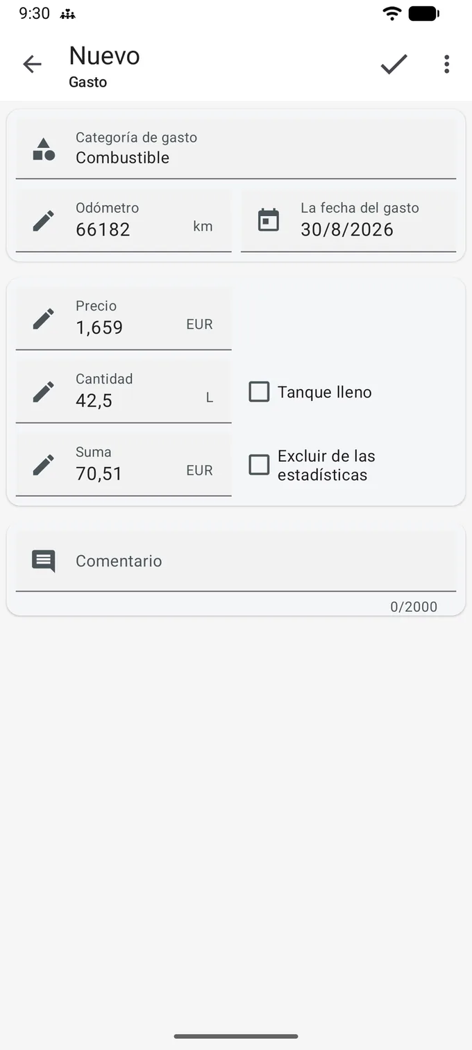 Formulario de gasto nuevo con la categoría Combustible ya elegida: Odómetro 66182 km y La fecha del gasto 30/8/2026 uno al lado del otro; debajo, Precio 1,659 EUR, Cantidad 42,5 L y Suma 70,51 EUR, con las casillas Tanque lleno y Excluir de las estadísticas y un campo de Comentario.