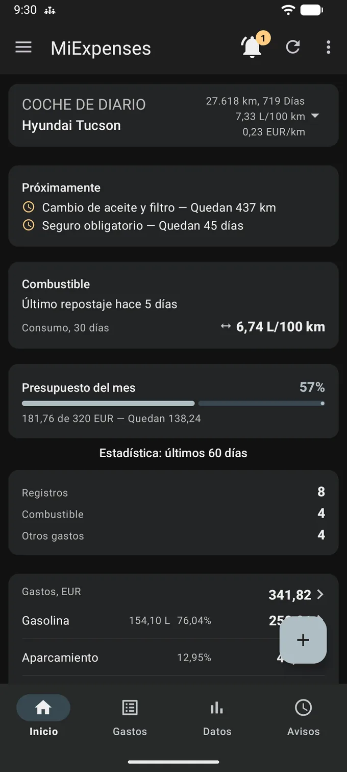 La misma pantalla de inicio en tema oscuro: fondo casi negro, texto claro, tarjetas oscuras, un distintivo de notificación ámbar y un botón pálido. Todas las cifras son idénticas a las de la captura clara.