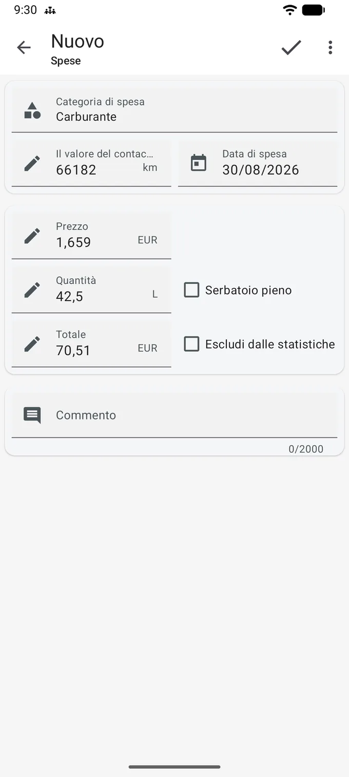 Modulo di una nuova spesa con la categoria «Carburante» già scelta: «Il valore del contachilometri» 66182 km e «Data di spesa» 30/08/2026 affiancati, poi «Prezzo» 1,659 EUR, «Quantità» 42,5 L e «Totale» 70,51 EUR, con le caselle «Serbatoio pieno» ed «Escludi dalle statistiche» e un campo «Commento» più sotto.